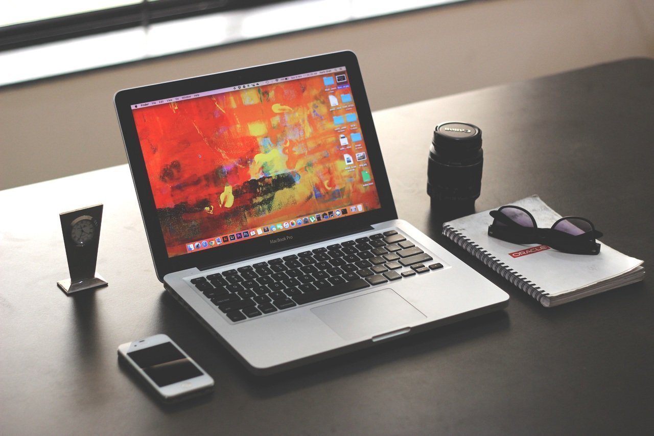 laptop-iphone-desk-table-technology-office-844174-pxhere.com